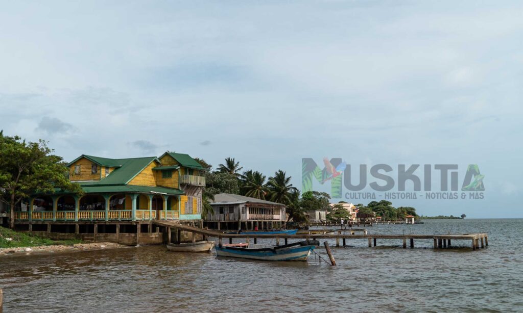 La vida en La Mosquitia gira en torno a la pesca y la agricultura de subsistencia. La mayoría de las casas se levantan con madera y láminas de zinc, adaptándose a los escasos ingresos de las familias.